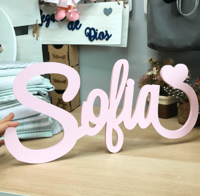 Nombre en madera personalizado para cuarto infantil