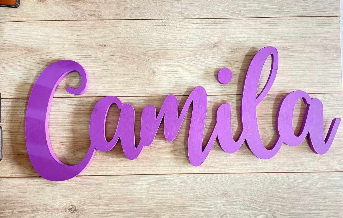 Nombre en madera personalizado de 30 pulgadas para habitación de bebé con corazón decorativo.
