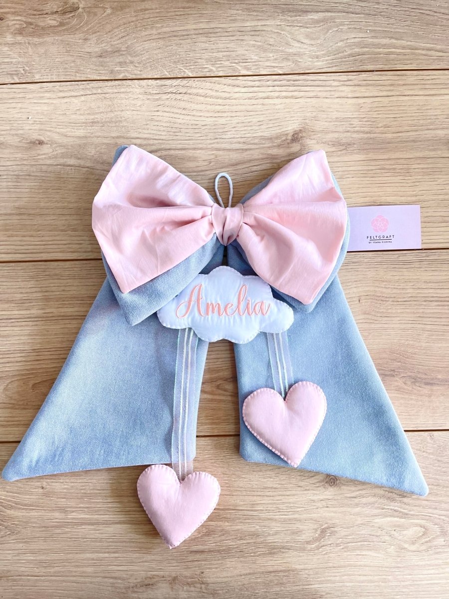 Colgante con lazo decoración puerta habitación del bebe