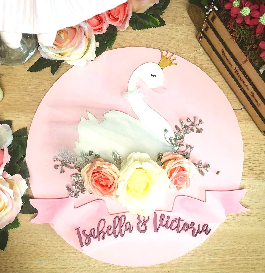 Colgante floral personalizado para habitación de bebé en madera con diseño delicado