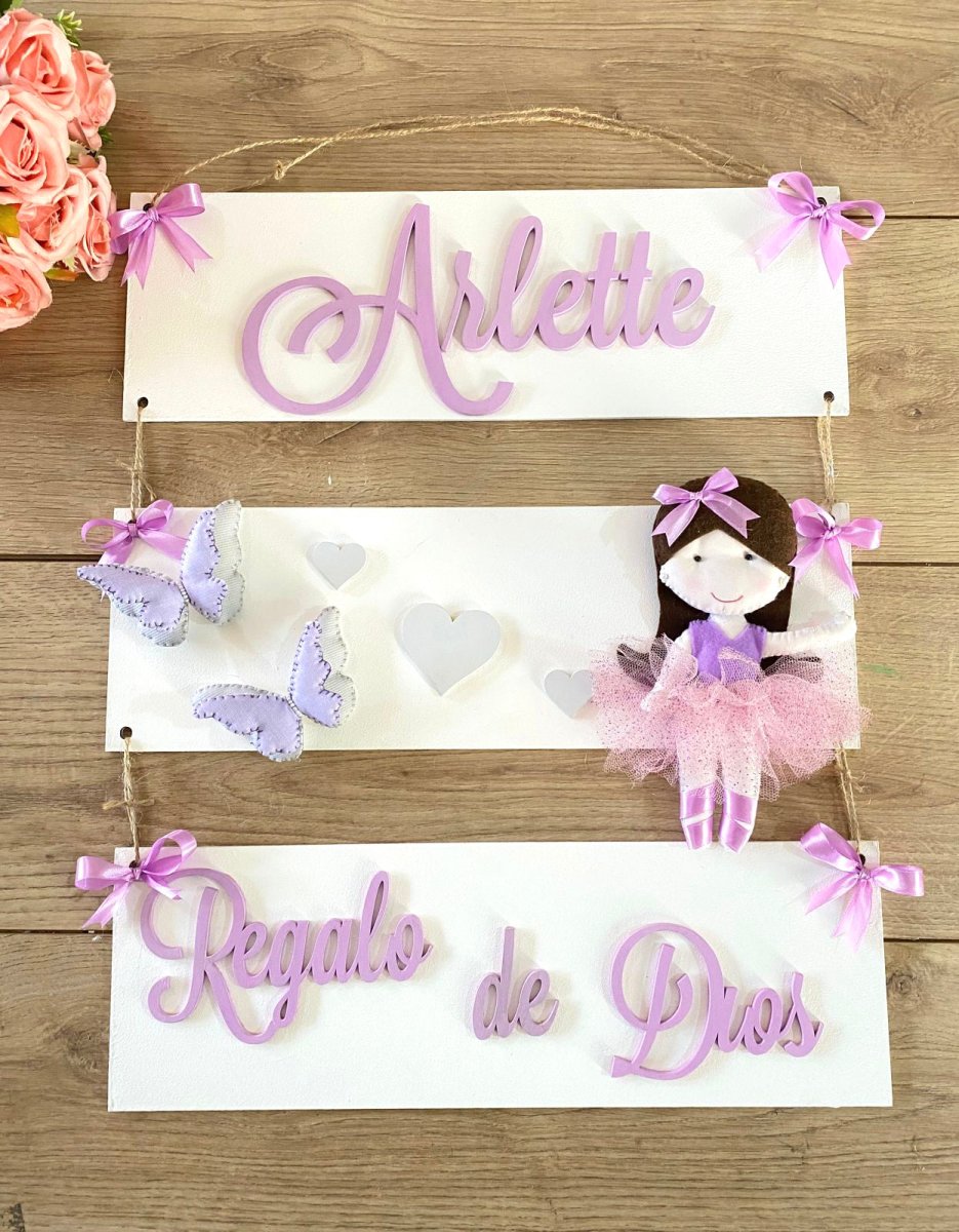 Línea de colgantes en muñeca en madera personalizados