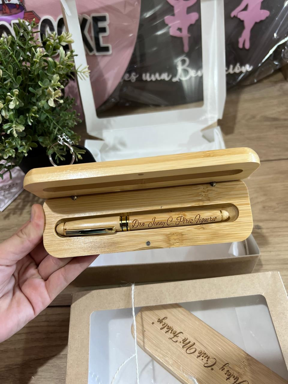 Porta lapicero personalizado para regalos y empresas de madera en Santo Domingo