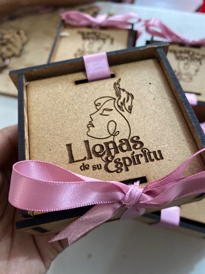 Souvenir de cajitas con llaveros en forma de paloma personalizado para eventos