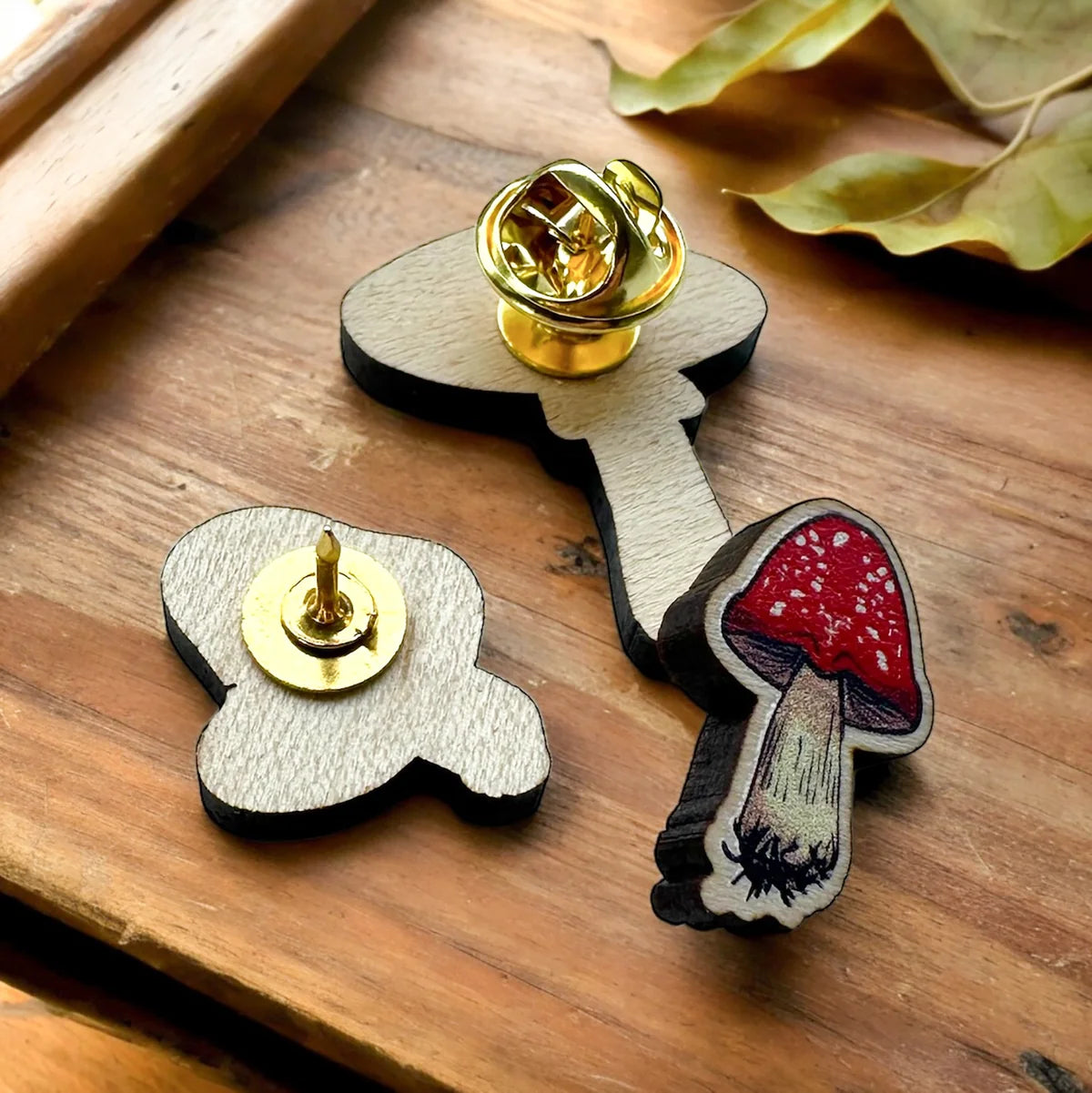 Pin de madera con forma personalizada a todo color