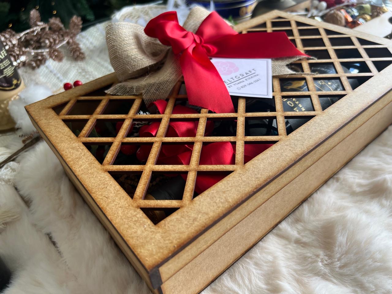 Portavino de madera personalizado para regalo con lazo