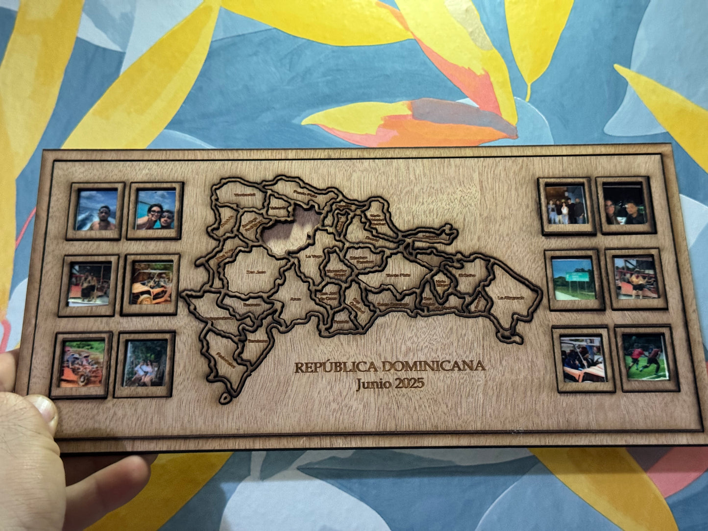 Mapa recuerdos pareja en madera personalizado