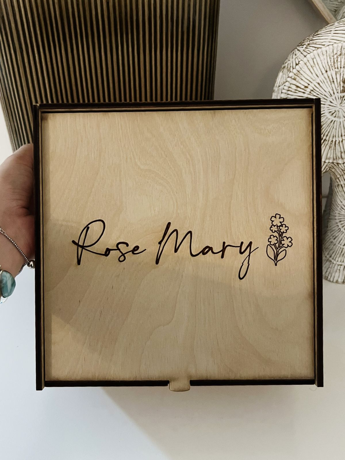 Caja de regalos personalizada en madera