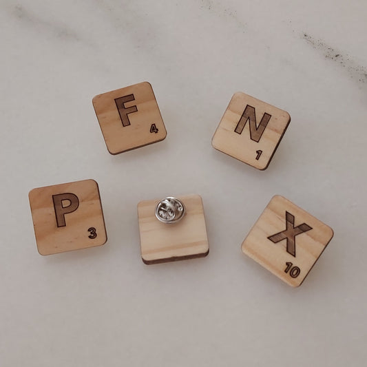 Pin de madera con letra inicial personalizada