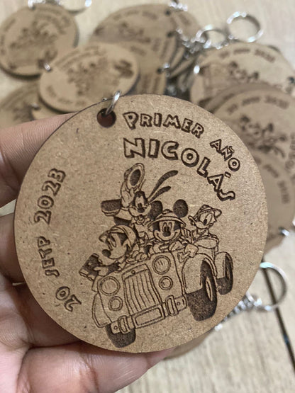 Souvenirs de llaveros redondos en madera personalizados para eventos