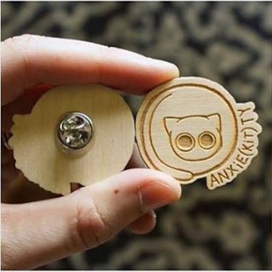 Pines de madera personalizados grabados a láser