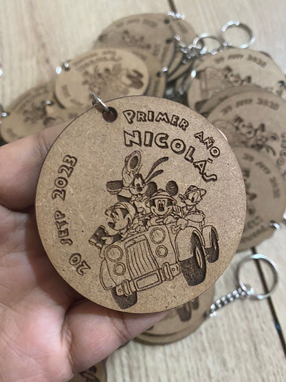 Souvenirs de llaveros redondos en madera personalizados para eventos