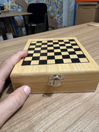 Caja ajedrez con tope tablero y set de vino