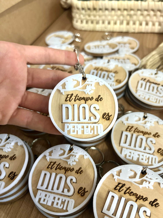 Llaveros personalizados en madera y acrilico