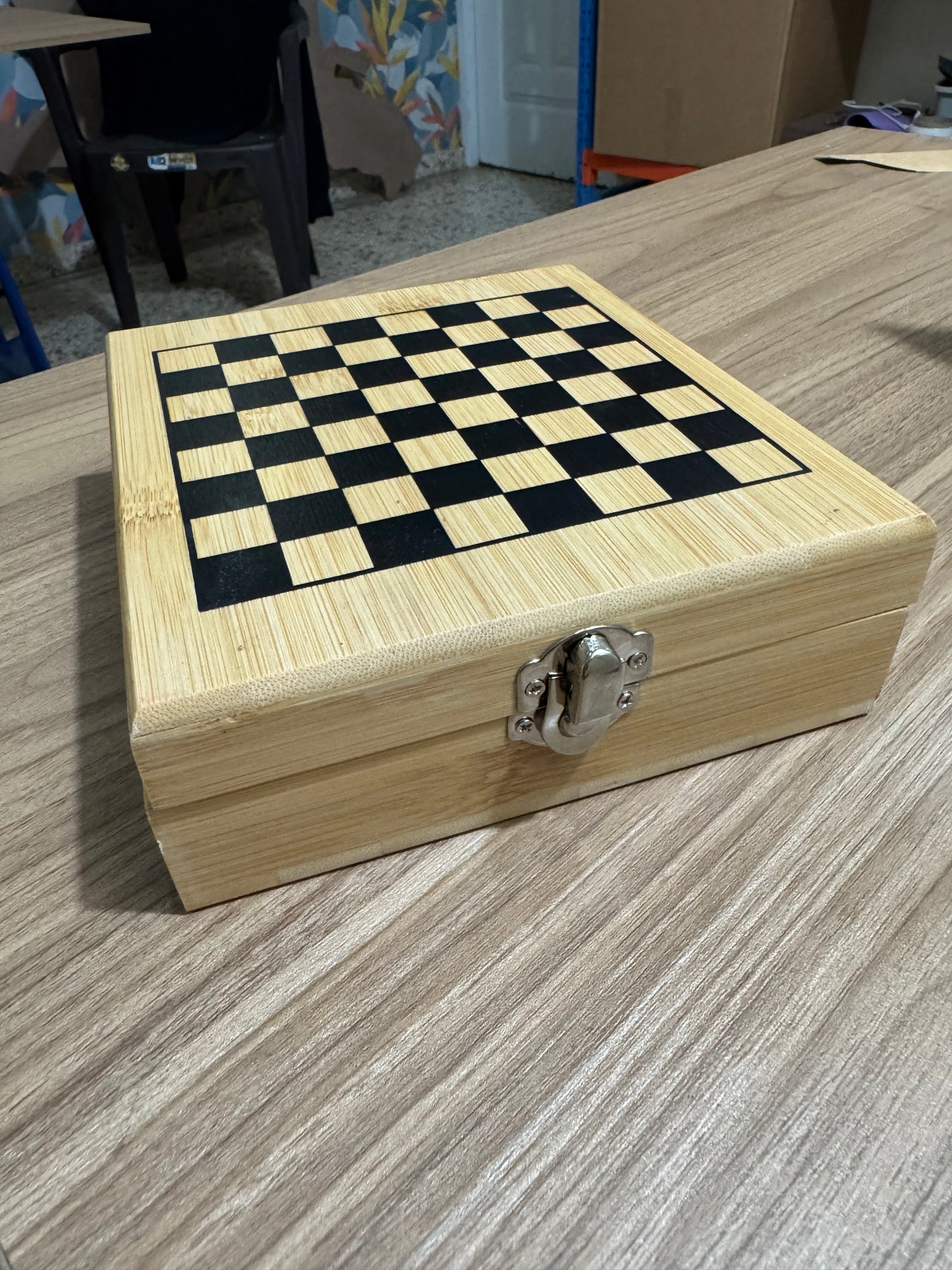 Caja ajedrez con tope tablero y set de vino