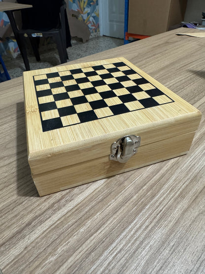Caja ajedrez con tope tablero y set de vino