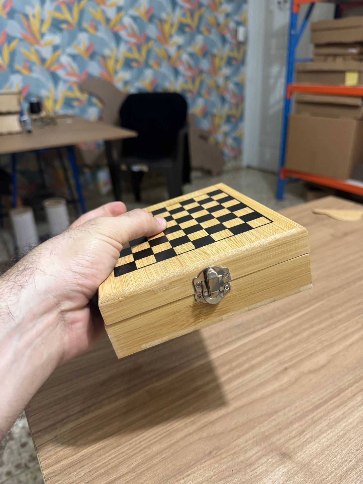 Caja ajedrez con tope tablero y set de vino