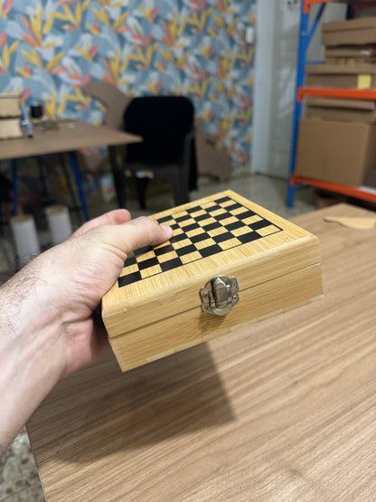 Caja ajedrez con tope tablero y set de vino