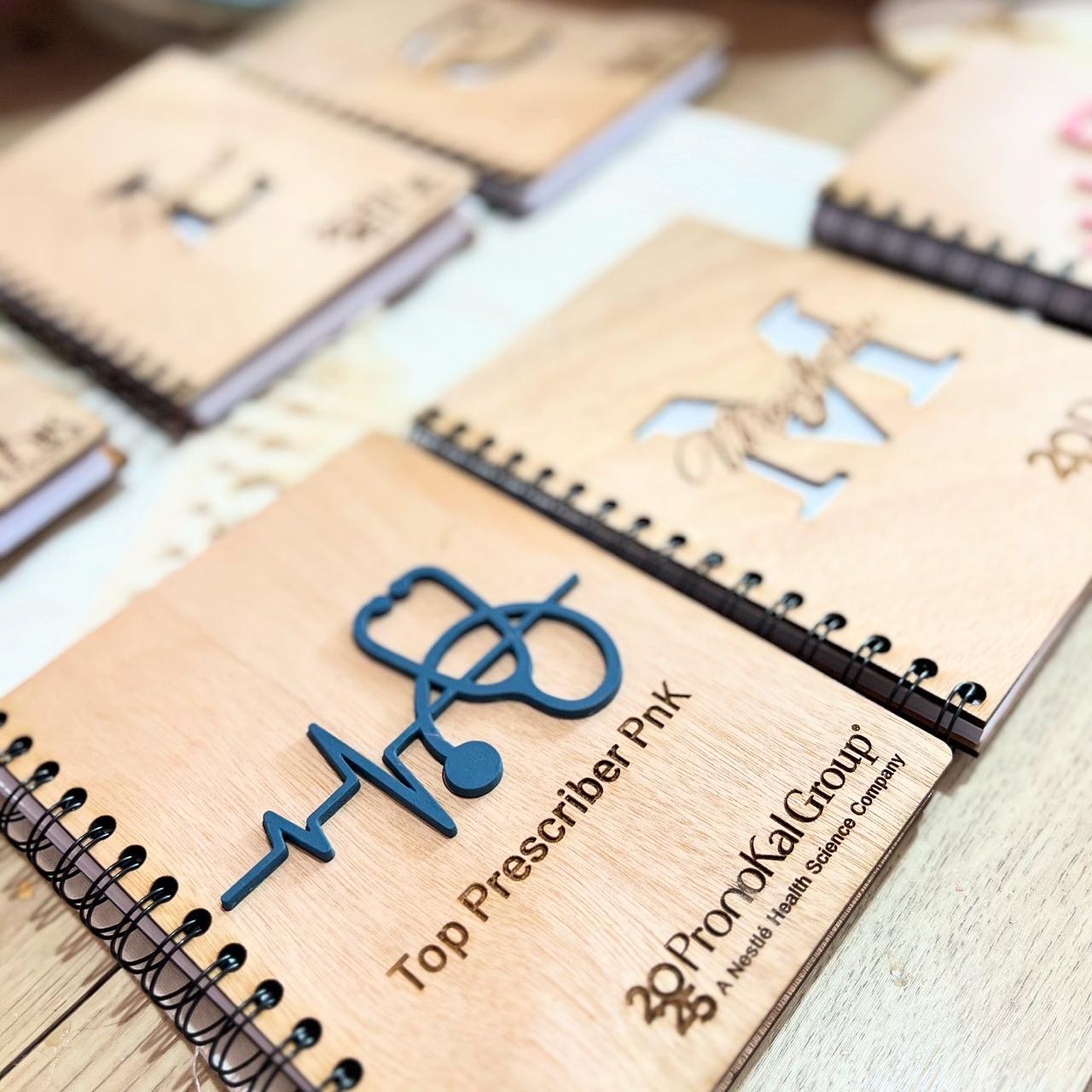 Libreta personalizada en madera