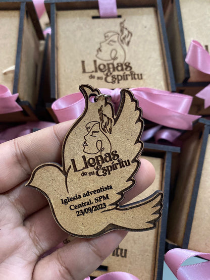 Souvenir de cajitas con llaveros en forma de paloma personalizado para eventos