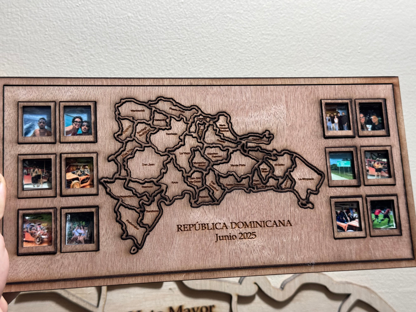Mapa recuerdos pareja en madera personalizado