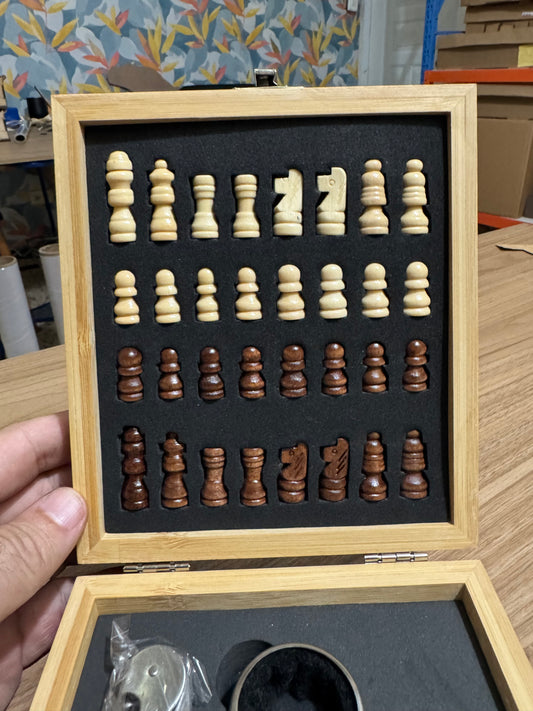 Caja ajedrez con tope tablero y set de vino