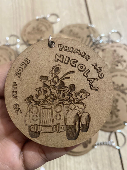 Souvenirs de llaveros redondos en madera personalizados para eventos