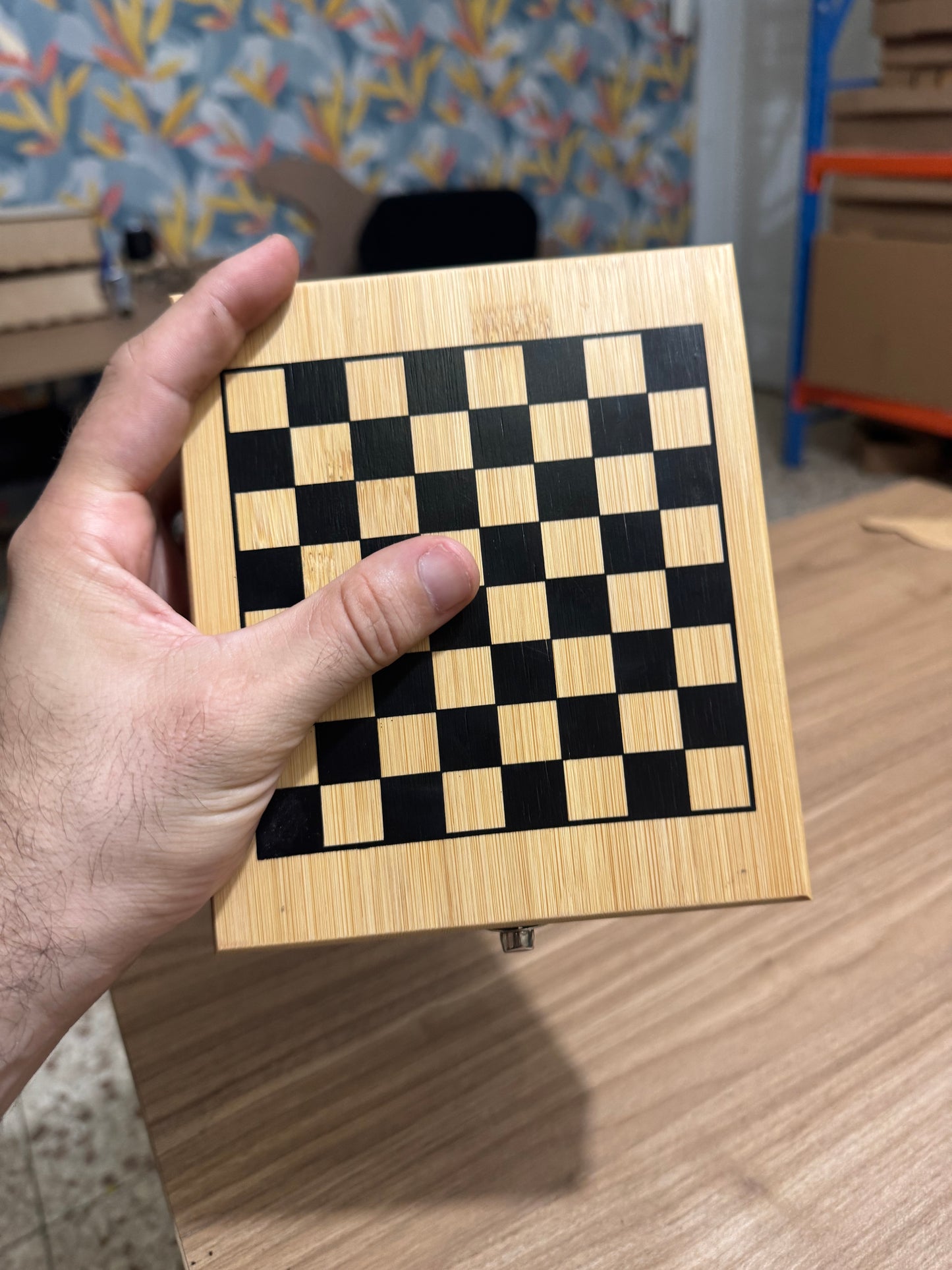 Caja ajedrez con tope tablero y set de vino
