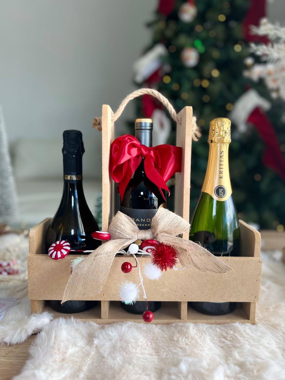 Portavino de madera personalizado para regalo con lazo