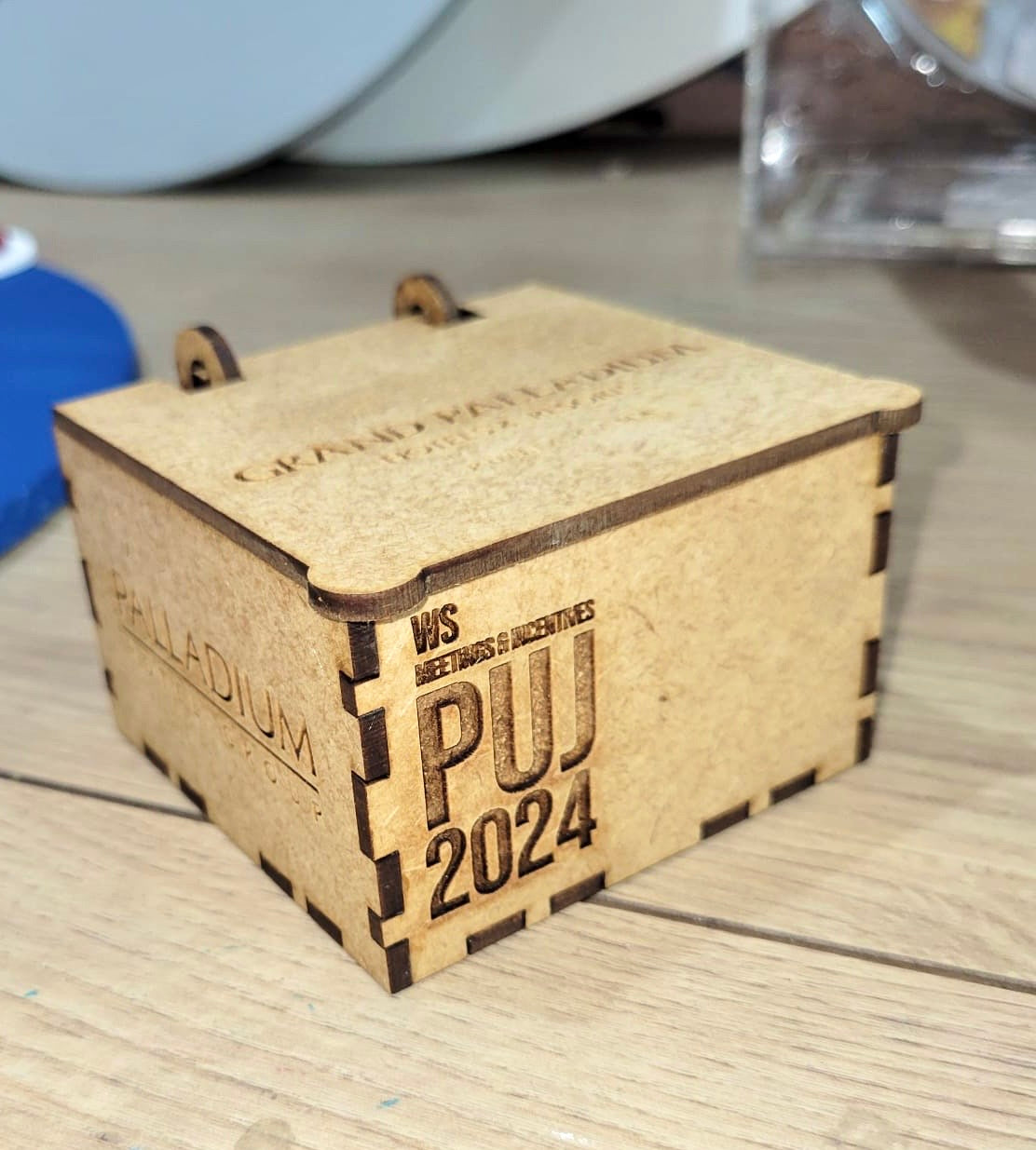 Regalo corporativo en madera caja souvenir