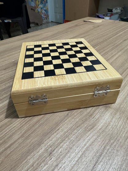 Caja ajedrez con tope tablero y set de vino