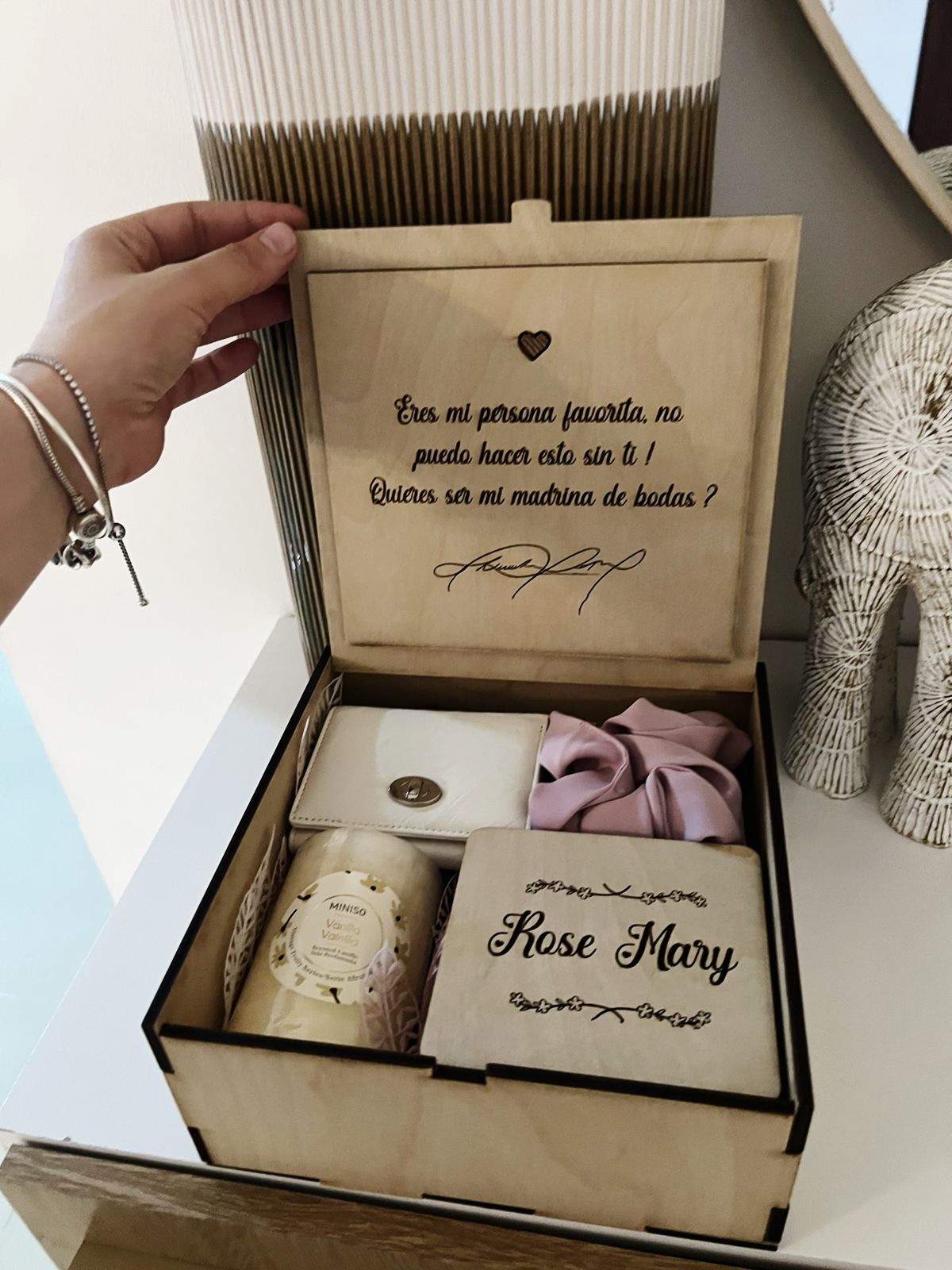 Caja de regalos personalizada en madera