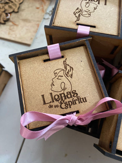 Souvenir de cajitas con llaveros en forma de paloma personalizado para eventos