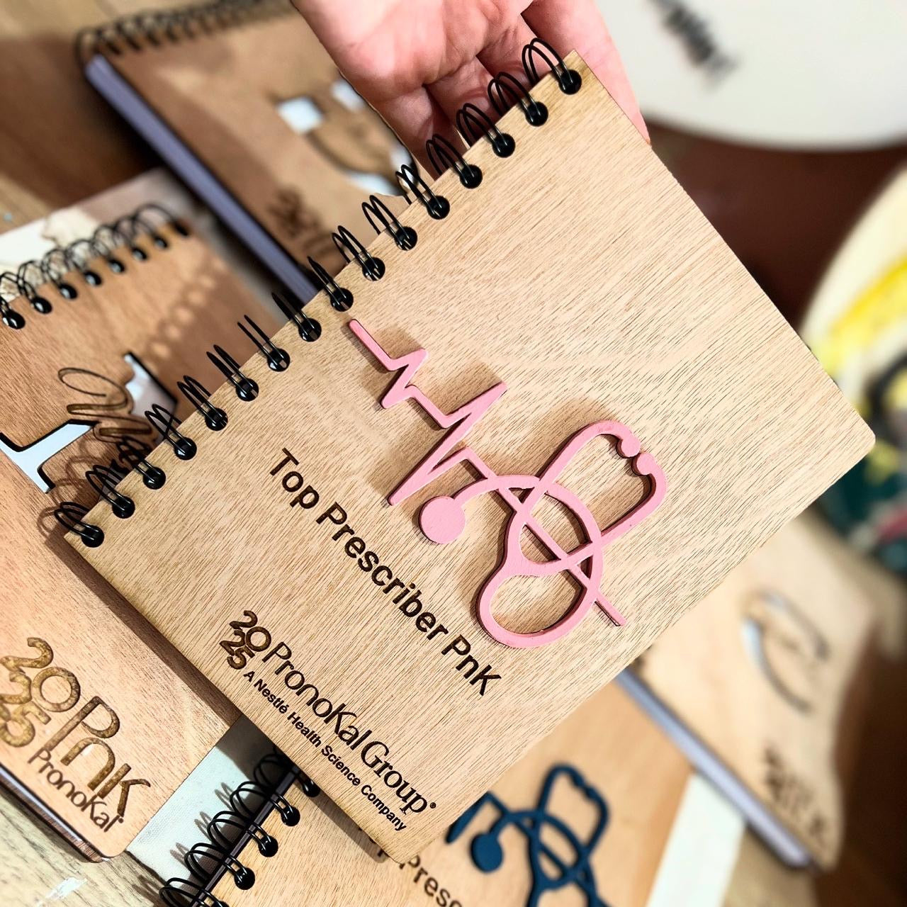 Libreta personalizada en madera