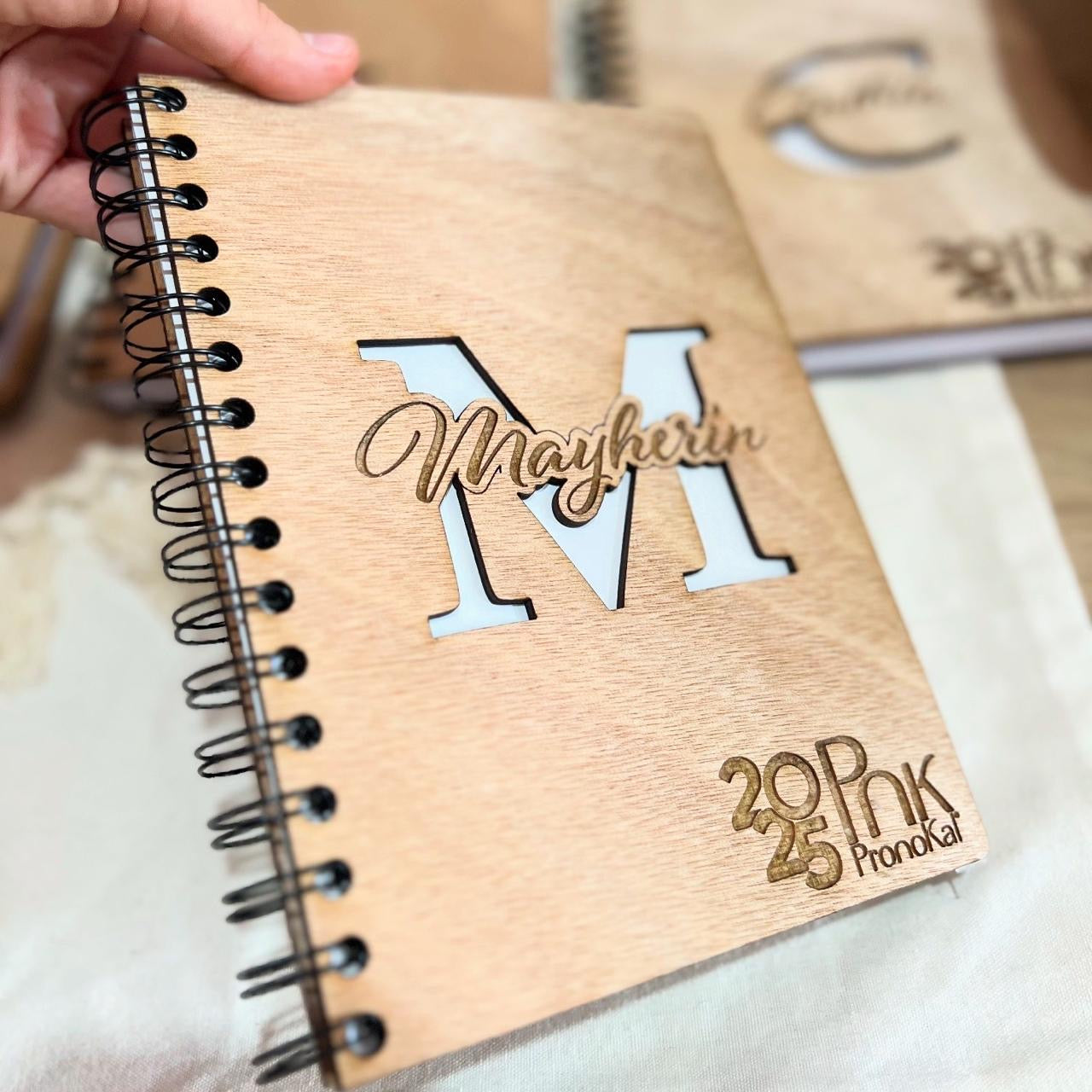 Libreta personalizada en madera