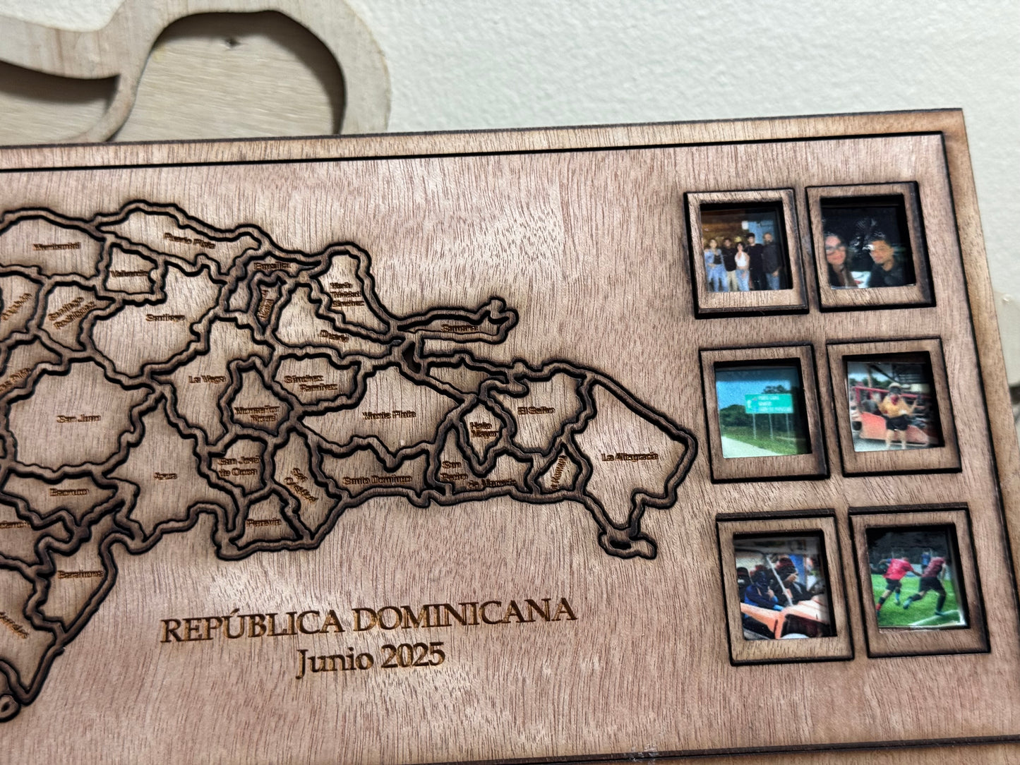 Mapa recuerdos pareja en madera personalizado