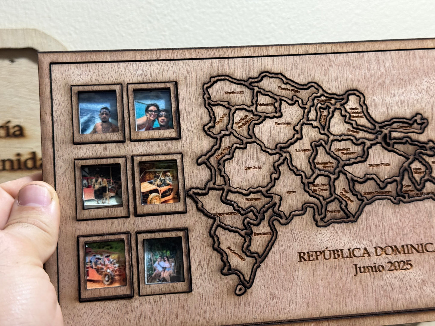 Mapa recuerdos pareja en madera personalizado