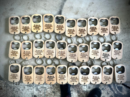 Destapadores personalizados en madera con frase y nombre