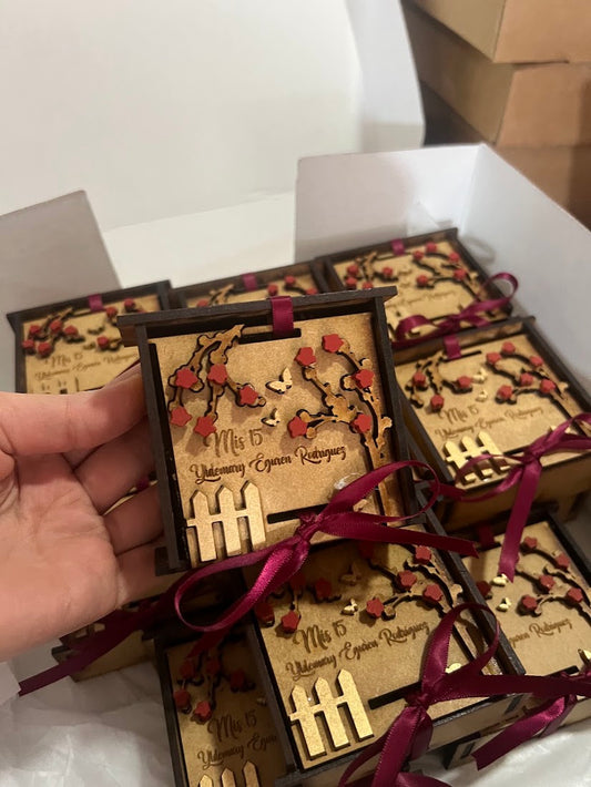 Cajita souvenir para eventos en madera personalizada