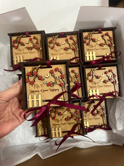 Cajita souvenir para eventos en madera personalizada