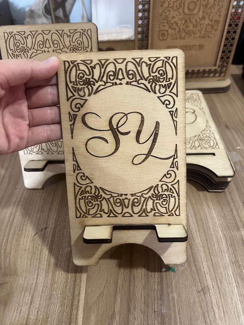 Porta celular personalizado en madera grabado