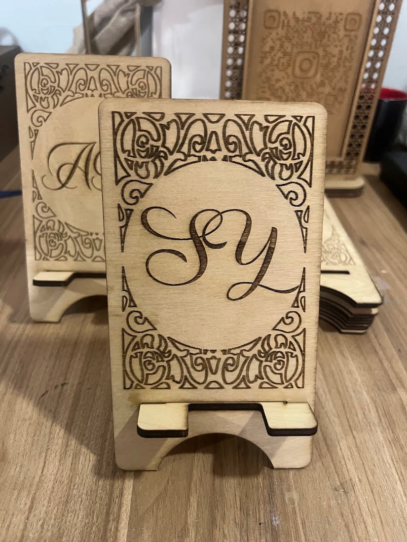 Porta celular personalizado en madera grabado