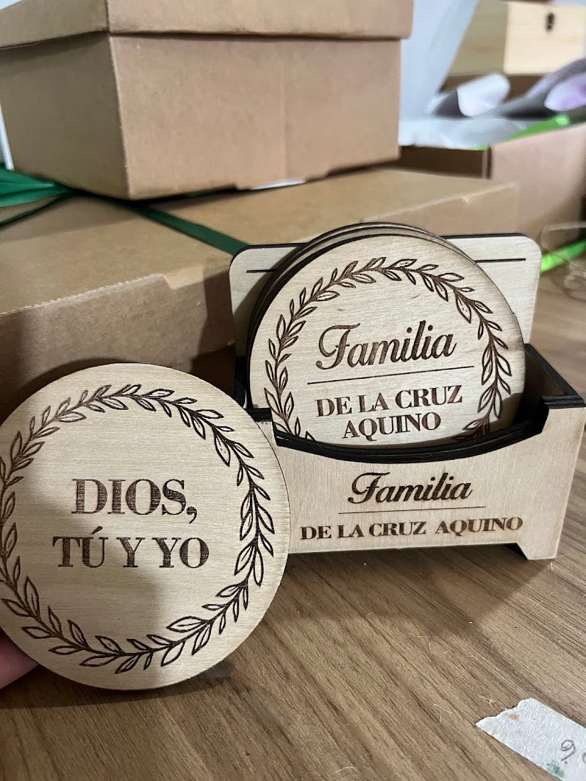 Porta vasos personalizados para familia en madera