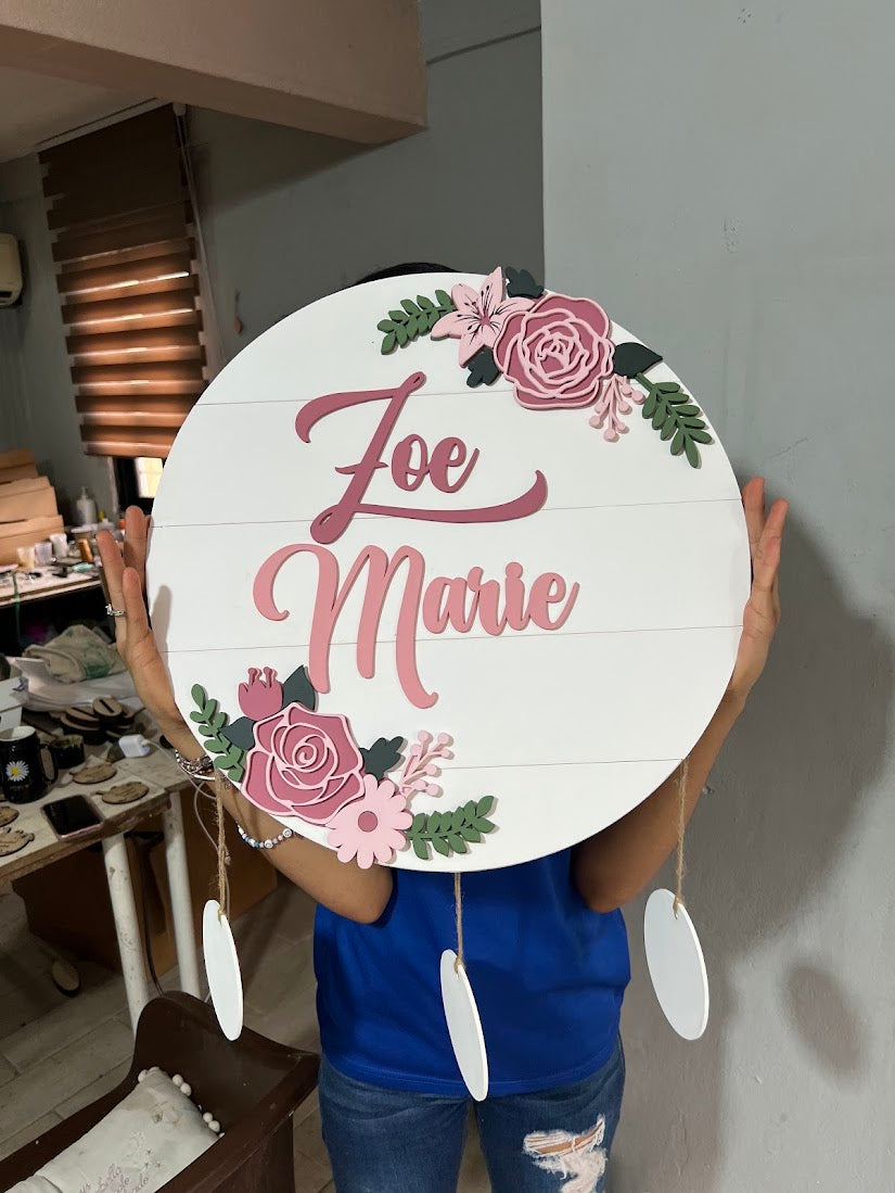 Colgante floral personalizado en madera