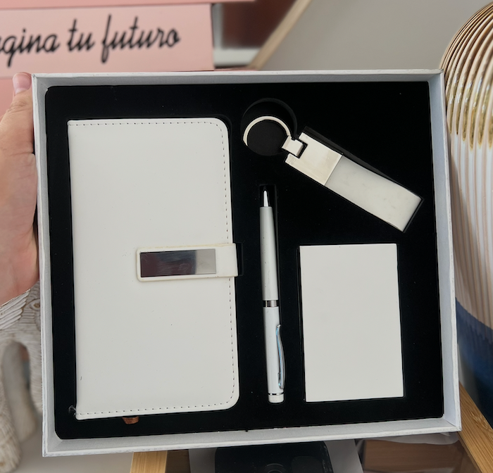 Set Ejecutivo Corporativo Blanco: Libreta, Bolígrafo, Llavero y Tarjetero