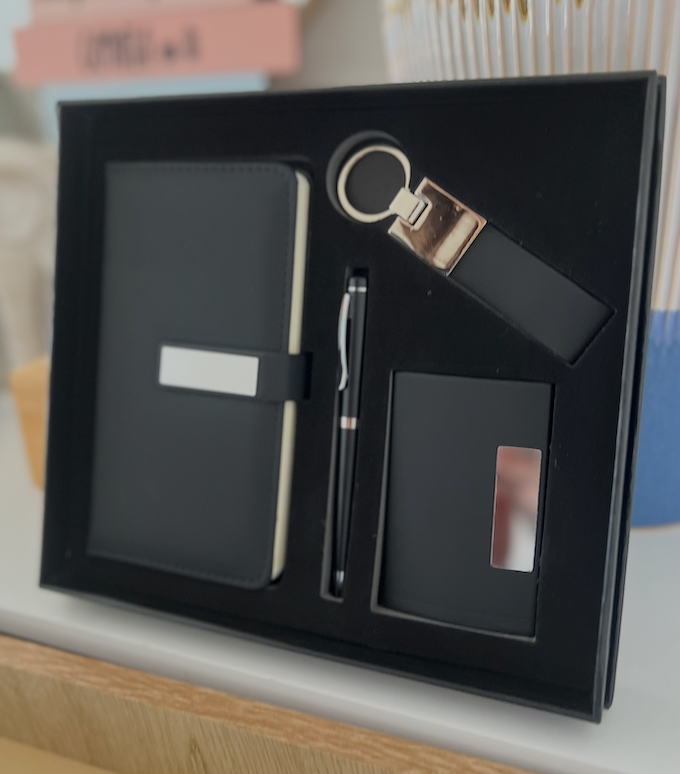Set Ejecutivo Negro: Libreta Vertical, Bolígrafo, Llavero y Tarjetero