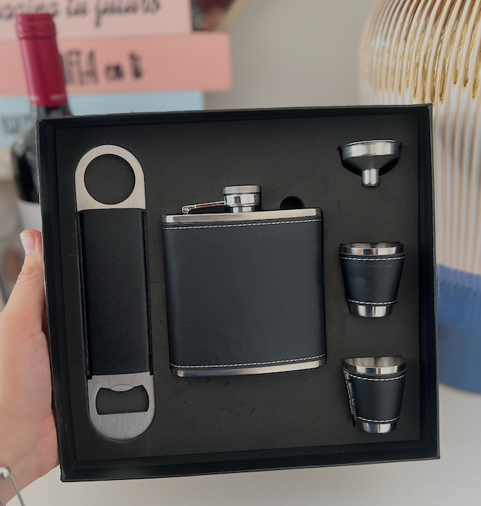 Set Petaca Whisky para Hombre: Petaca, 2 Vasos Shot, Destapador y Embudo