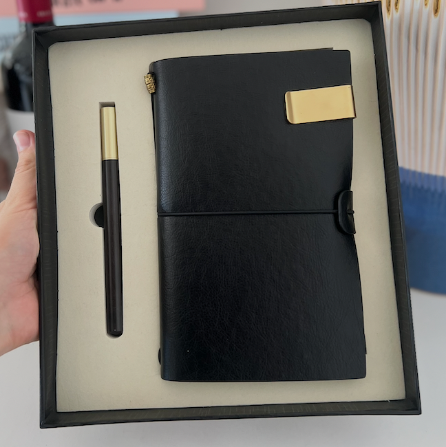 Set Ejecutivo Compacto Libreta y Bolígrafo con Detalles Dorados