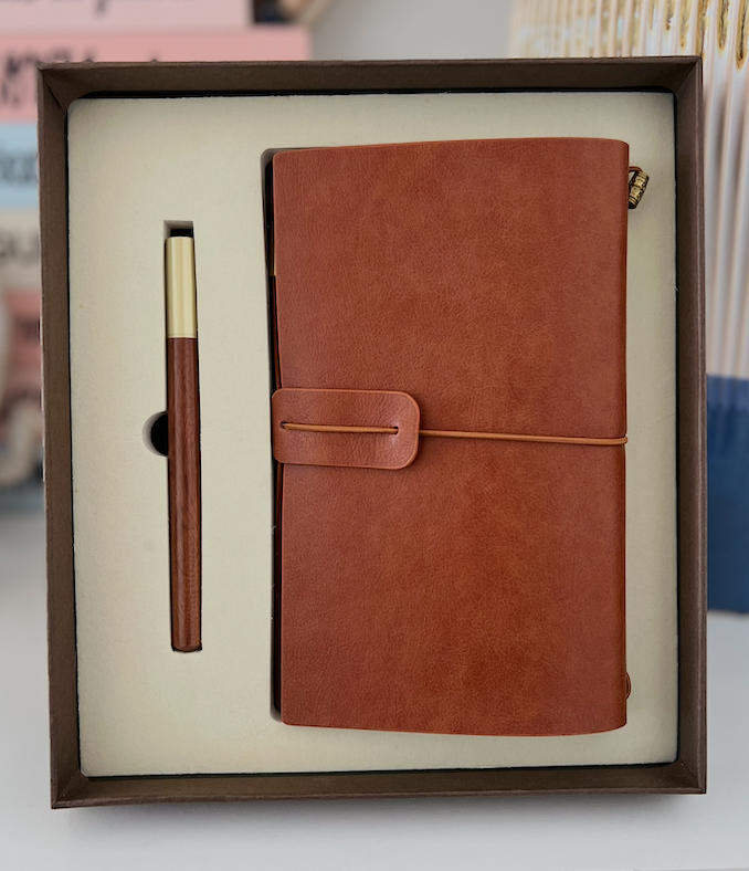 Set Ejecutivo Vintage: Libreta Cuero Cognac y Bolígrafo de Madera