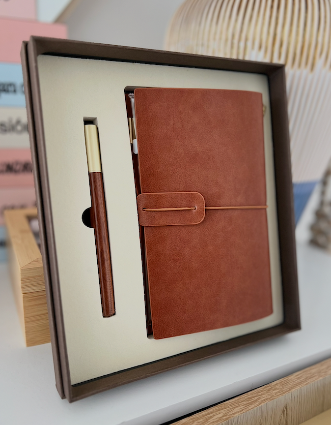 Set Ejecutivo Vintage: Libreta Cuero Cognac y Bolígrafo de Madera