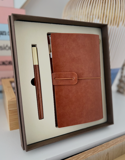 Set Ejecutivo Vintage: Libreta Cuero Cognac y Bolígrafo de Madera